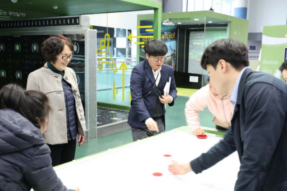 과학관 직원과 함께 전시물을 관람하는 모습. (사진=국립광주과학관)