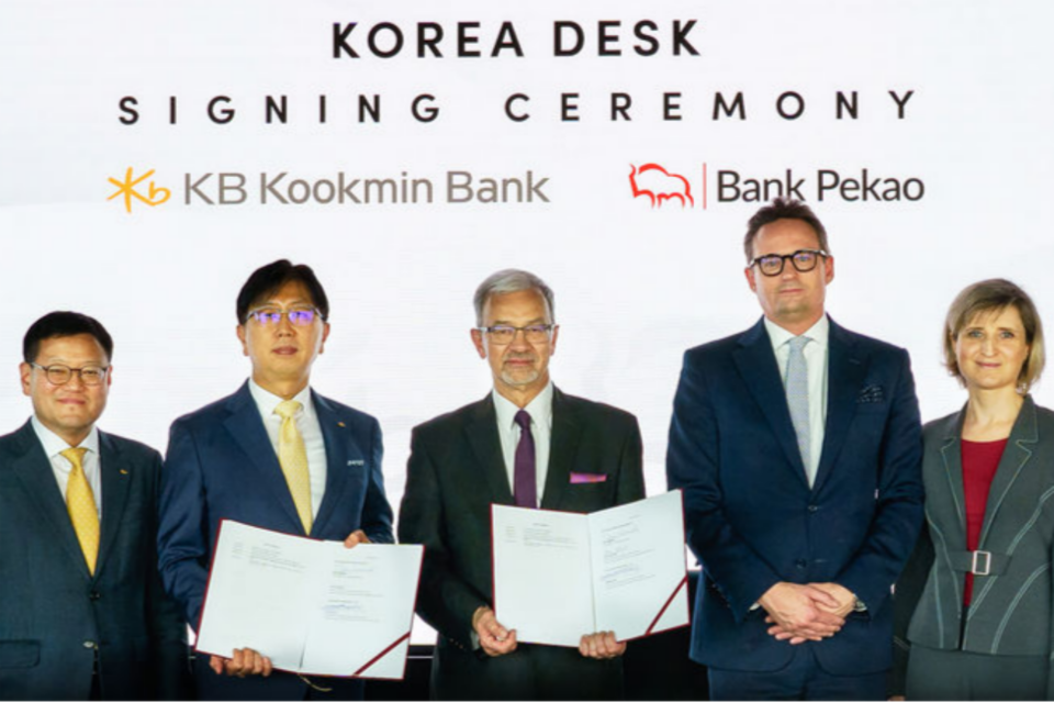 25일 폴란드 바르샤바에 소재한 페카오은행에서 (왼쪽 세 번째) 예지 크비에친스키 페카오은행 기업금융 및 투자·자본시장그룹 이사부행장과 (왼쪽 두 번째) 강남채 KB국민은행 글로벌사업그룹 부행장이 코리아데스크 설치 계약을 체결하고 있다. (사진=국민은행)
