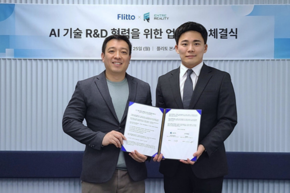 앙트러리얼리티 이동윤 대표(오른쪽)와 플리토 이정수 대표가 연구개발(R&D) 협력을 위한 업무협약(MOU)을 체결한 뒤 포즈를 취하고 있다. (사진=플리토)