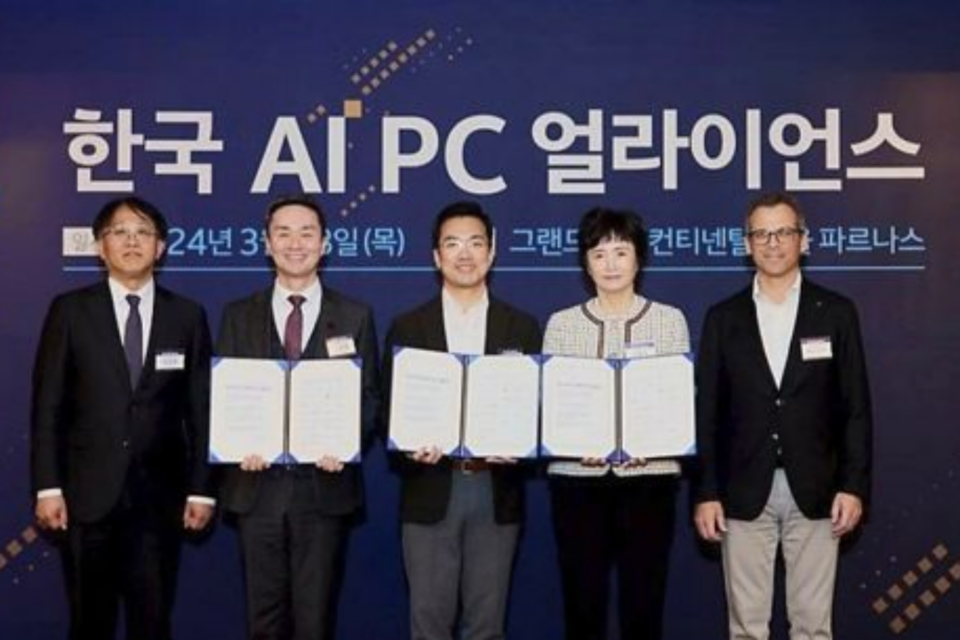 조경원 중소벤처기업부 창업정책관, 지준경 폴라리스오피스 대표, 정상원 이스트소프트 대표, 권명숙 인텔코리아 대표, 데이브 구찌(Dave Guzzi) 인텔 글로벌 유통판매 총괄 부사장(Vice President Global Distribution and Partner Sales). (사진=폴라리스오피스)