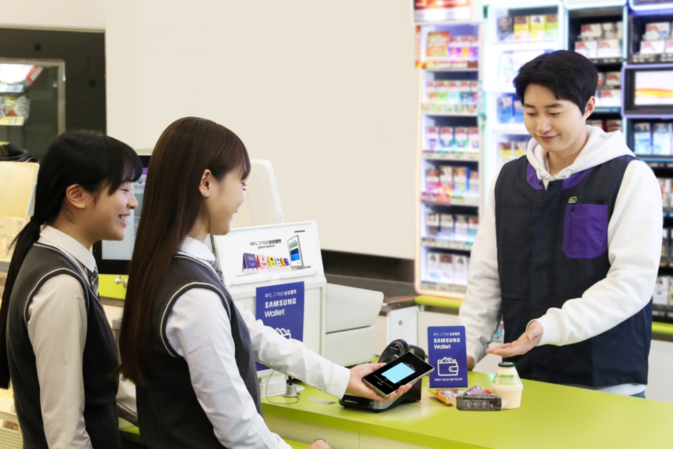 학생들이 CU 편의점에서 삼성월렛으로 결제하고 있다. (사진=삼성전자)