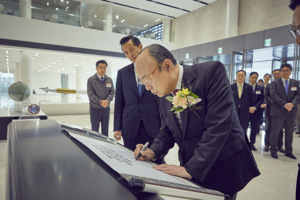 한화그룹 김승연 회장이 한화에어로스페이스 대전 R&D 캠퍼스에 방문해 기념 방명록을 작성하고 있다. (사진=한화그룹)