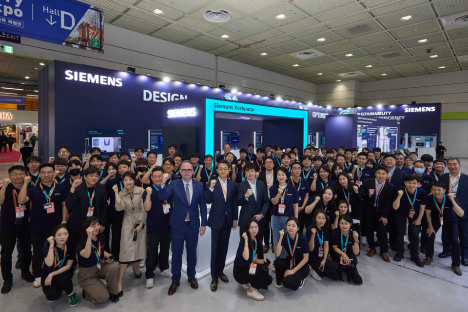 Officials from Siemens Korea and participants pose for a photo at an exhibition at ‘Smart Factory+Automation World’(From the center left of the front row, Tino Hildebrand, Executive Vice President and Head of Digital Industries at Siemens Korea, KwangHee Baek, Head of Motion Control Business Unit for Digital Industries at Siemens Korea)