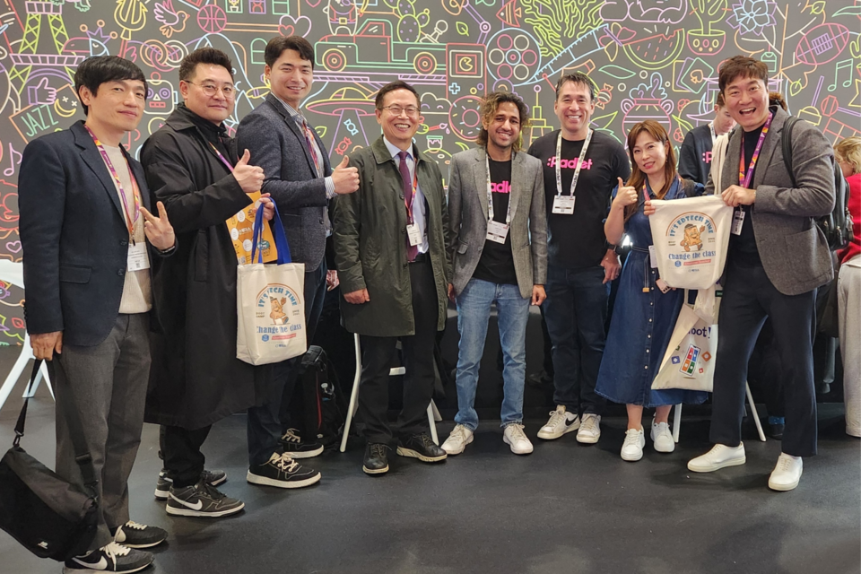 ﻿이형세 테크빌교육 대표(왼쪽에서 네 번째)와 니테시 고엘(Nitesh Goel) 패들렛 대표(오른쪽에서 네 번째)가 파트너십 체결 후 기념 촬영을 했다. (사진=테크빌교육)