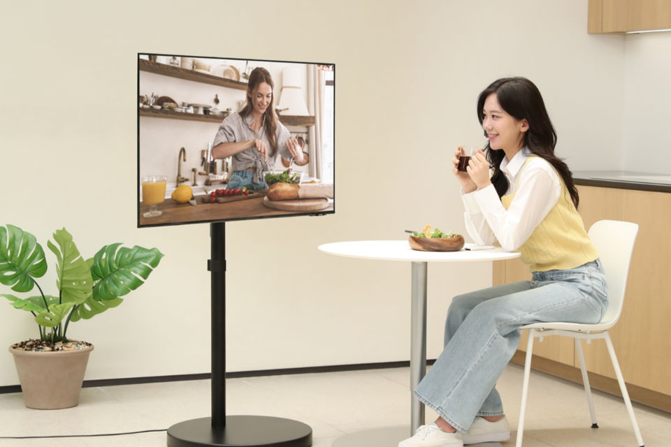 삼성전자 모델이 삼성스토어 홍대점에서 ‘무빙 스탠드’ 출시에 맞춰 삼성전자 43형 스마트모니터와 결합한 ‘스마트모니터 무빙 스탠드(스무스)’를 소개하고 있다. (사진=삼성전자)