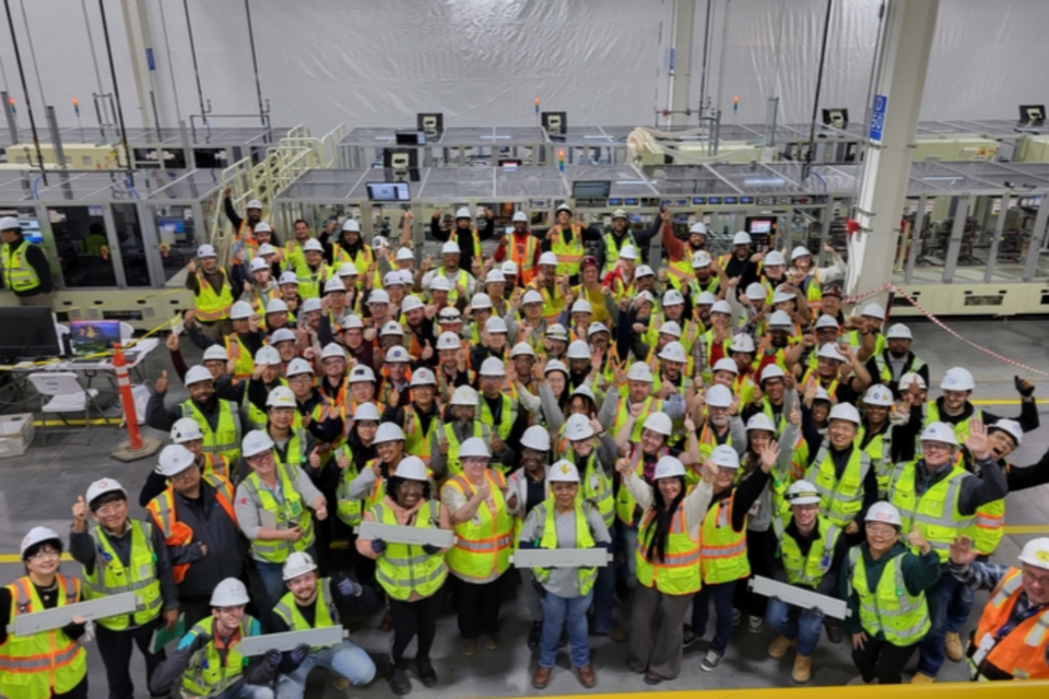 얼티엄셀즈 직원들이 제2공장에서 생산된 첫 배터리를 들고 기념사진을 찍고 있다. (사진=LG에너지솔루션)