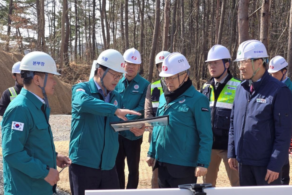 김동철 사장이 500kV 동해안-수도권 HVDC 1호철탑(경북울진) 공사현장을 방문했다. (사진=한국전력)