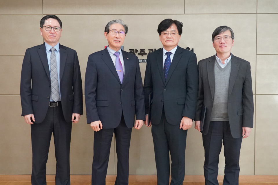 GIST는 4월 1일 ‘지스트 홀딩스’ 발족 및 초대 대표로 여주상 전 마젤란기술투자 대표를 선임하고 기념사진을 촬영하고 있다. 왼쪽부터 김상돈 GIST 교학부총장, 임기철 GIST 총장, 여주상 GIST 홀딩스 초대 대표이사, 김민곤 GIST 과학기술혁신사업단장. (사진=지스트)