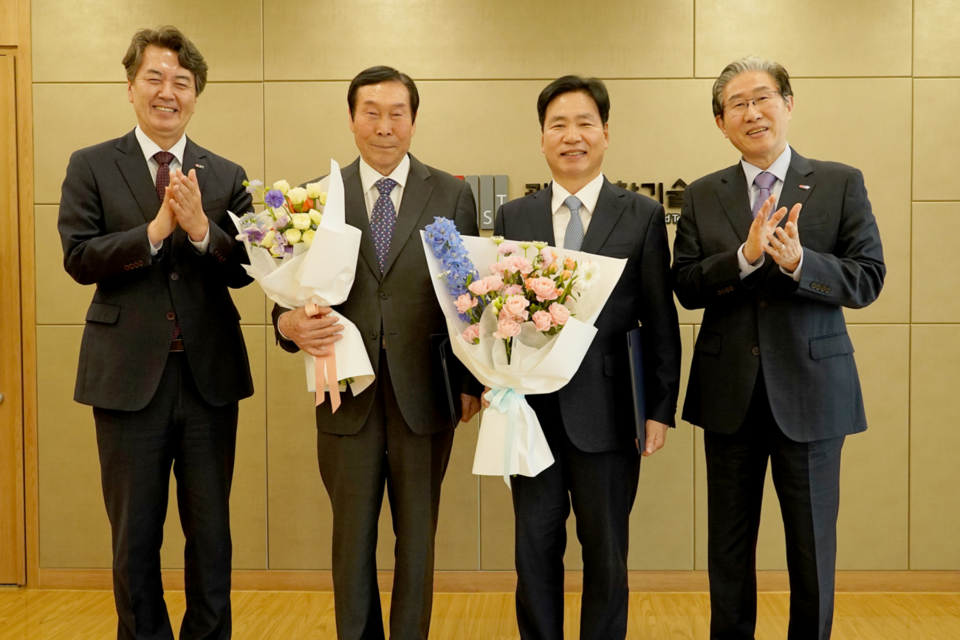 왼쪽부터 정용화 GIST 대외부총장, 반재경 거명이앤씨㈜ 대표이사, 김상균 前 사회복지공동모금회 사무총장, 임기철 GIST 총장. (사진=지스트)