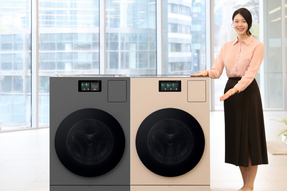 삼성전자 모델이 삼성스토어 서초점에서 ‘비스포크 AI 콤보’ 다크 실버스틸, 새틴 라이트베이지 제품을 소개하고 있다. (사진=삼성전자)