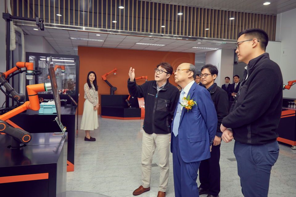 한화그룹 김승연 회장이 한화로보틱스 협동로봇의 설명을 듣고 있다. (사진=한화그룹)