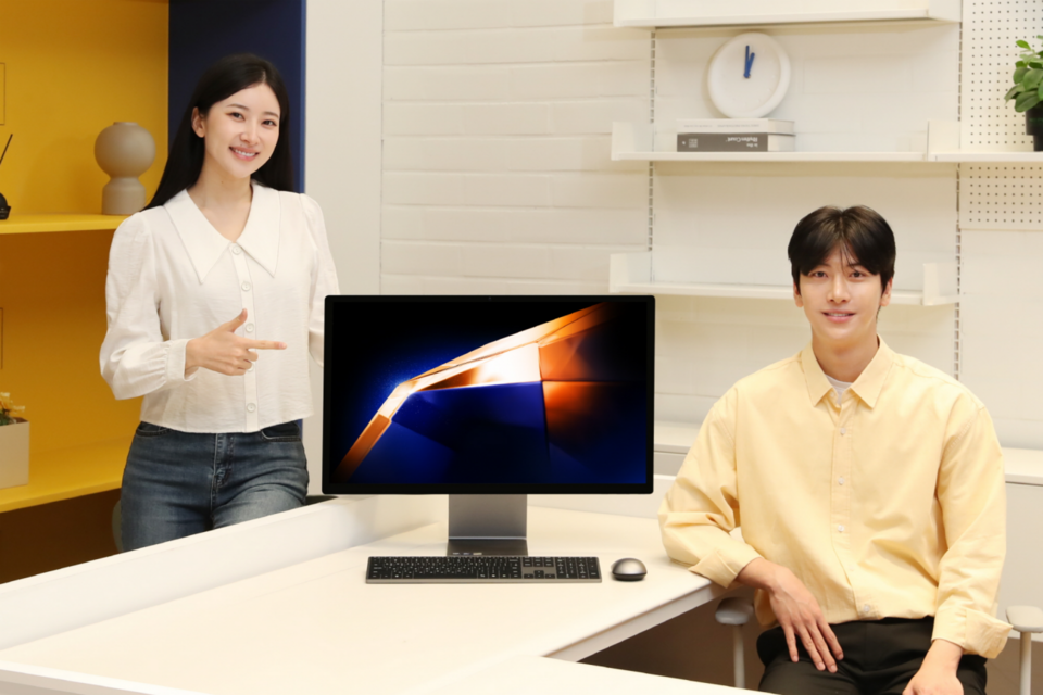 삼성전자 모델이 디자인부터 갤럭시 AI 연결 경험까지 전면 업그레이드된 ‘삼성 올인원 Pro’를 소개하고 있다. (사진=삼성전자)