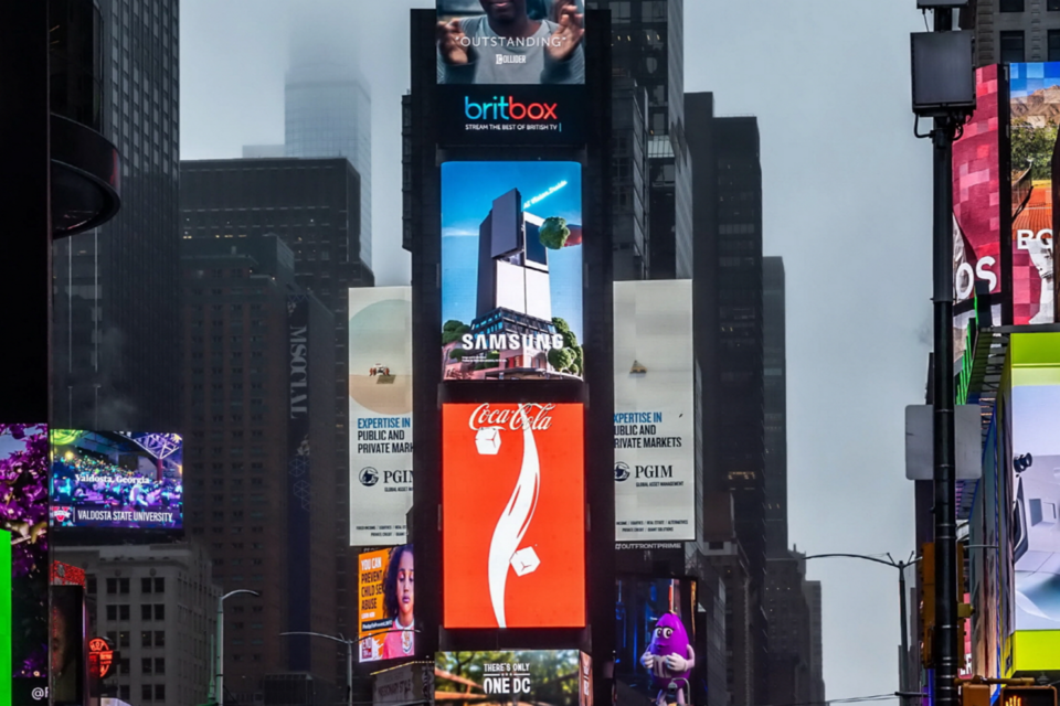 삼성전자가 미국 뉴욕 타임스스퀘어에서 ‘비스포크 AI 패밀리허브’ 냉장고 영상으로 옥외광고를 선보이고 있다. (사진=삼성전자)