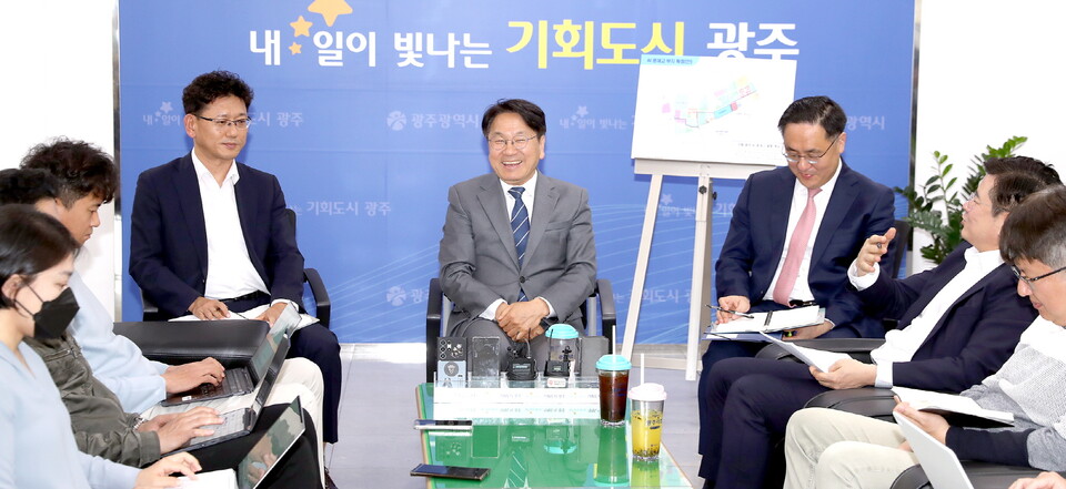 강기정 광주광역시장이 9일 오전 시청 5층 기자실에서 출입기자들과 차담회를 갖고 시정 주요현안 등에 대해 설명하고 있다. (사진=광주광역시)