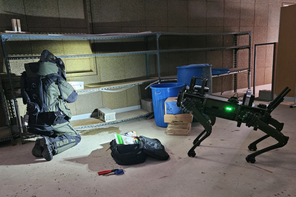 케이알엠의 사족 보행 로봇 ‘Vision 60’이 폭발물 처리반을 지원하고 있다. (사진=케이알엠)