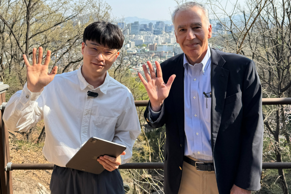 지식인미나니(왼쪽)과 필립 골드버그 주한미국대사. (사진=지식인미나니)