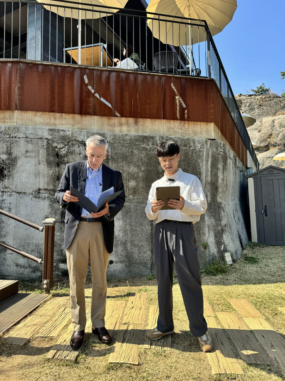 지식인미나니(오른쪽)과 필립 골드버그 주한미국대사. (사진=지식인미나니)