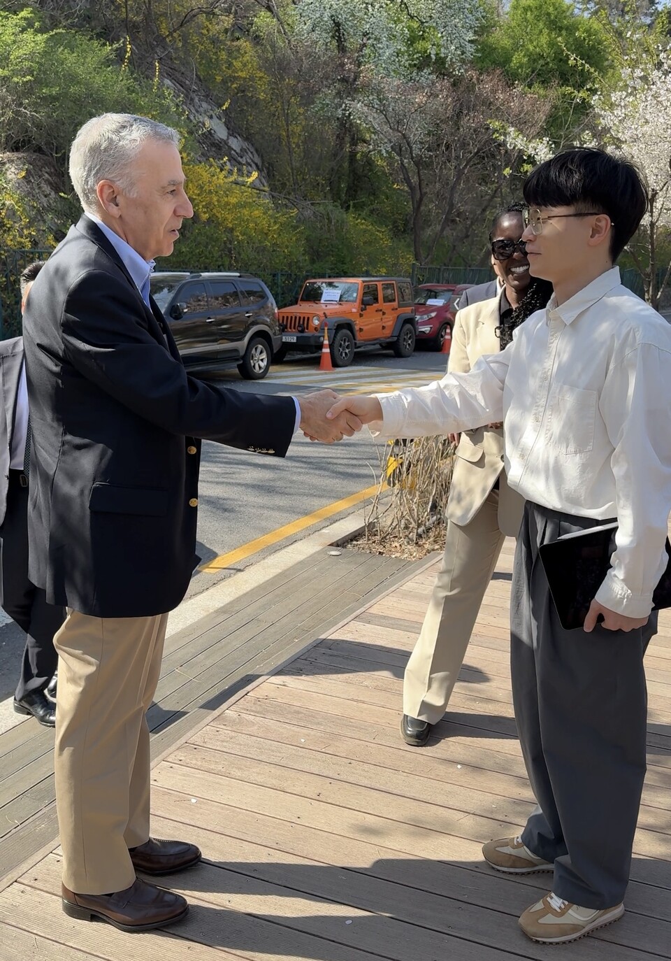 지식인미나니(오른쪽)과 필립 골드버그 주한미국대사. (사진=지식인미나니)