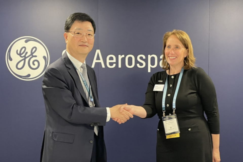 사진 왼쪽부터 HD현대중공업 주원호 특수선사업대표, GE에어로스페이스 리타 플래허티(Rita Flaherty) 부사장. (사진=HD현대중공업)