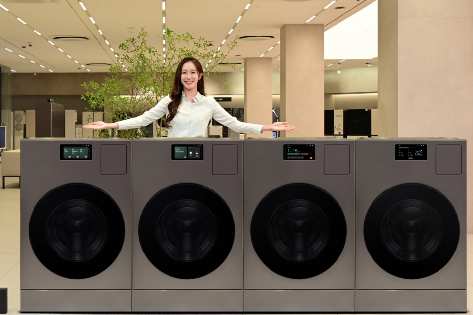 삼성전자 모델이 삼성스토어 대치점에서 국내 누적 판매량 1만대를 돌파한 ‘비스포크 AI 콤보’를 소개하고 있다. (사진=삼성전자)