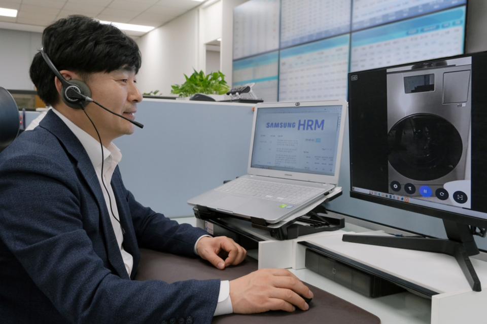 삼성전자서비스 컨택센터 상담사가 HRM 원격 상담을 진행하고 있다. (사진=삼성전자)