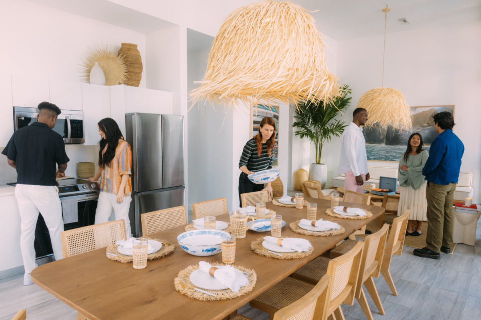 미국 플로리다주 마이애미월드센터에 위치한 모델하우스에서 관계자들이 스마트싱스로 연결된 삼성 제품들을 체험하고 있다. (사진=삼성전자)