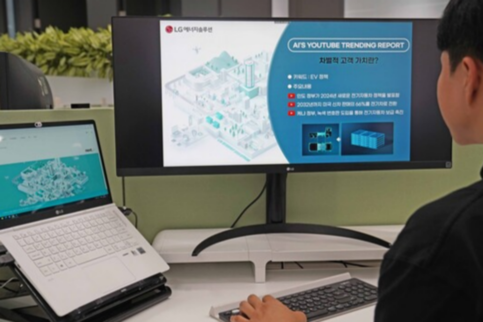 LG에너지솔루션 직원이 생성형 AI가 분석한 유튜브 트렌드 리포트를 업무에 활용하고 있다. (사진=LG에너지솔루션)
