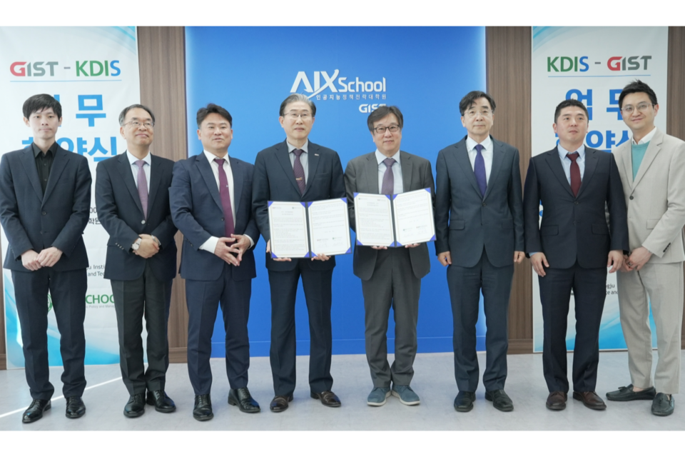 왼쪽부터 GIST 박도현 교수, 이용주 교수, AI정책전략대학원 김준하 원장, 임기철 총장, KDI국제정책대학원 조동철 총장, 유종일 대학원장, 박재혁 교수, GIST AI정책전략대학원 공득조 부원장. (사진=지스트)