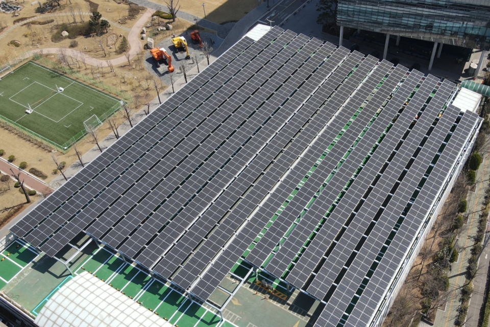 HD현대인프라코어 인천공장 주차장에 설치한 태양광 발전소 모습. (사진=HD현대)