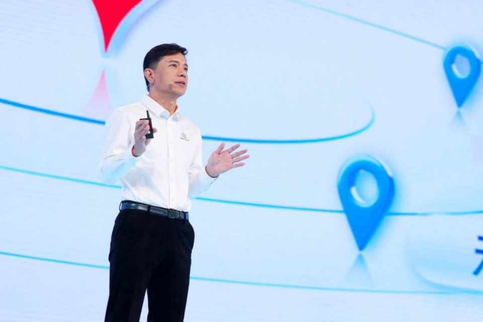 바이두 창립자 로빈 리가 어니봇 등 자사 서비스를 선보이고 있다. (사진=바이두 X)