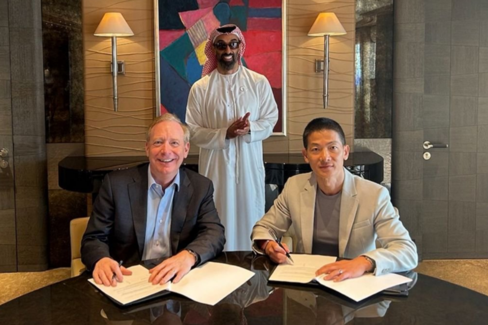 브래드 스미스(왼쪽부터) 마이크로소프트 부회장 겸 사장과 셰이크 타눈 빈 자이드 알 나흐얀 G42 회장, 샤오펑 G42 최고경영자(CEO)가 투자 계약 후 기념사진을 촬영하고 있다. (사진=G42)
