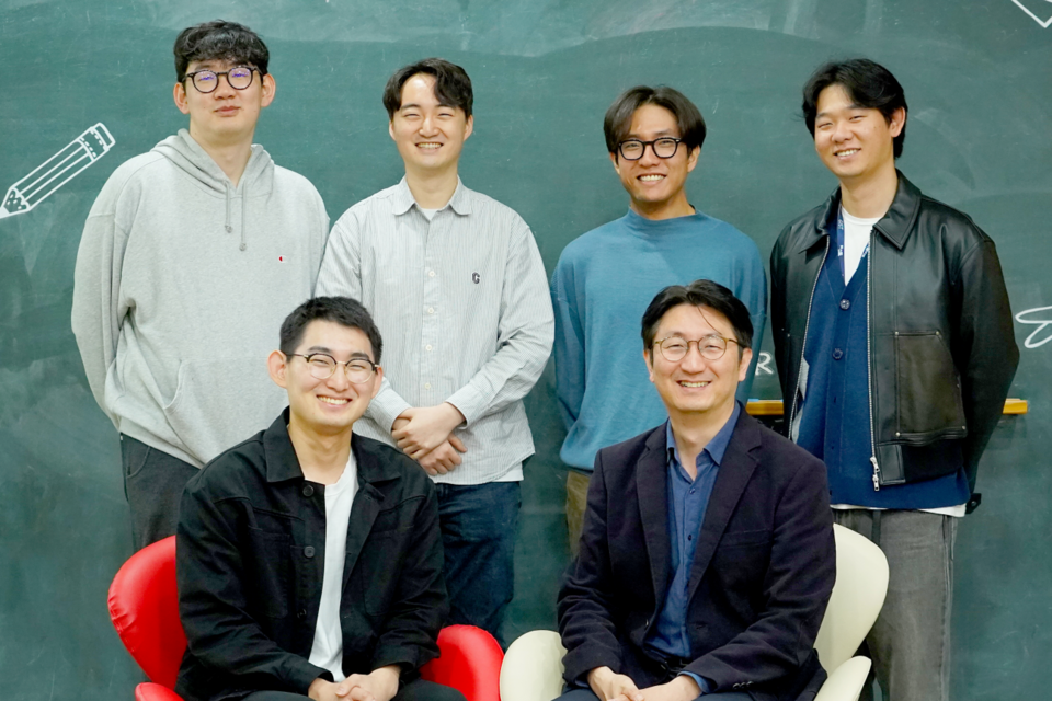 앞줄 오른쪽부터 시계방향으로 이규빈 교수,  유연국·신성호·백승혁·고민환·노상준 박사과정생. (사진=지스트)