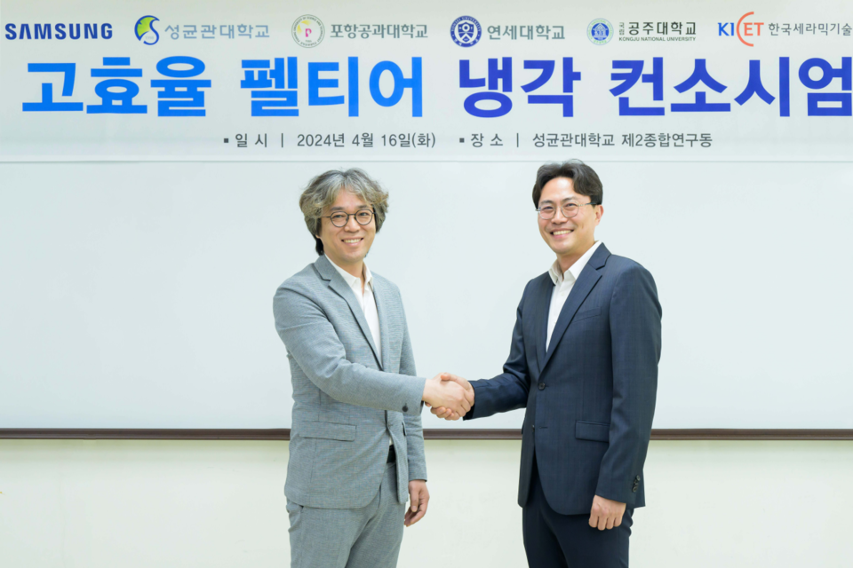 왼쪽부터 성균관대 김성웅 교수와 삼성전자 DA사업부 선행개발팀장 위훈 부사장이 고효율 펠티어 냉각 연구 컨소시엄을 체결했다. (사진=삼성전자)