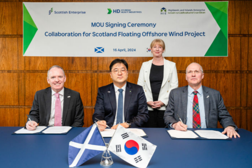 왼쪽부터 에이드리언 갈레스피 SE 대표, 최한내 HD현대중공업 상무, 소나 로비슨 스코틀랜드 부수석장관, 스튜어트 블랙 HIE 대표. (사진=HD현대중공업)