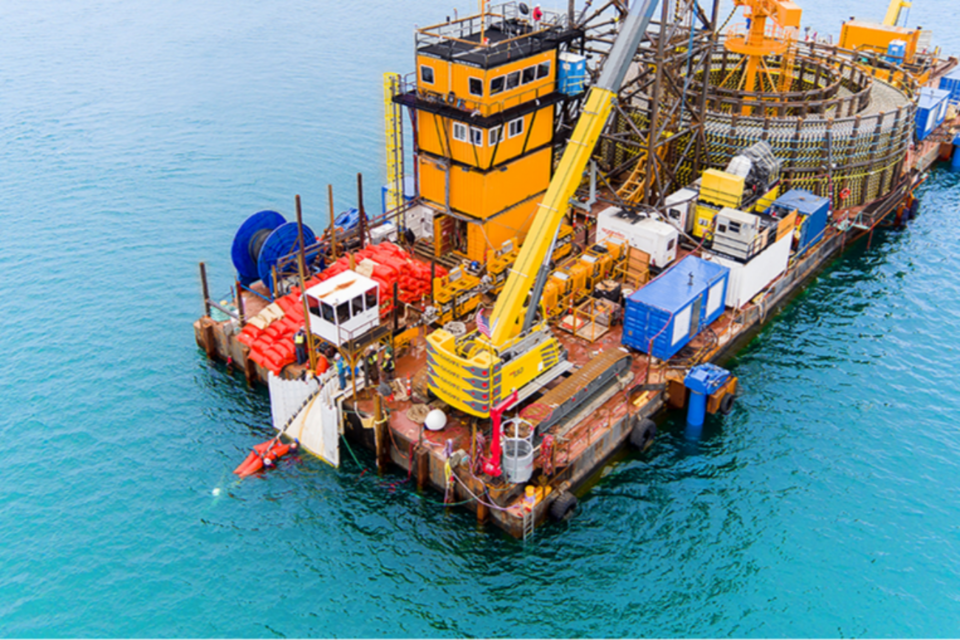 LS전선이 미국 해상풍력단지에서 해저케이블을 시공하고 있다. (사진=LS전선)