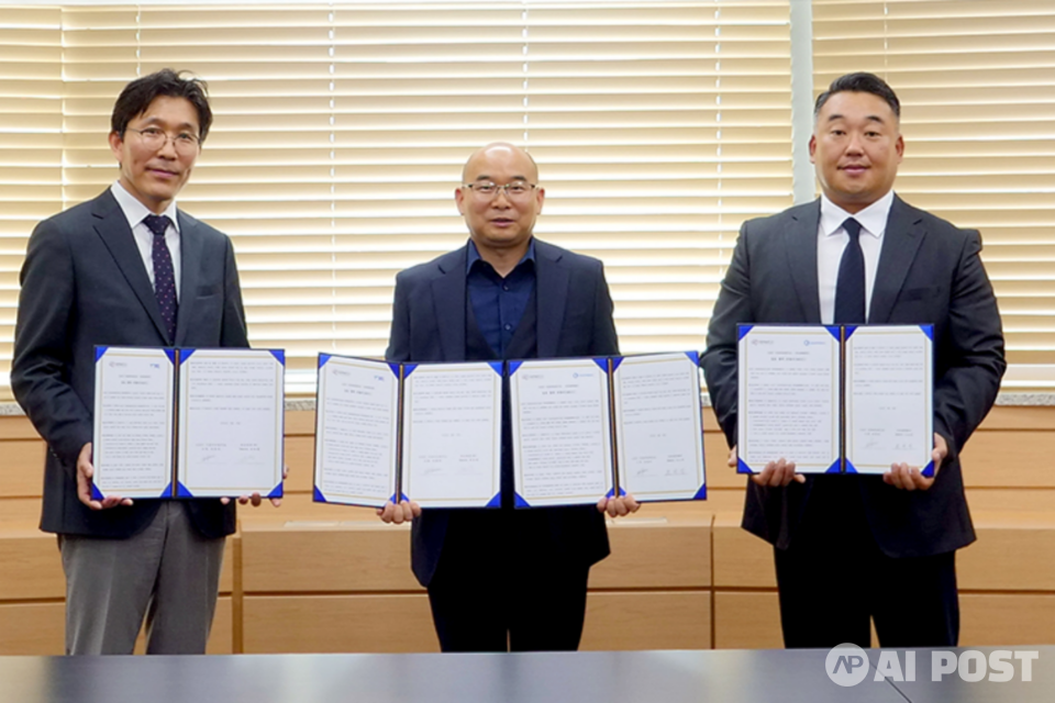 GIST 인공지능연구소는 티쓰리큐㈜, 가온플랫폼㈜과 ‘스마트 산업 실현을 위한 인공지능(AI) 및 빅데이터 관련 통합 플랫폼’의 공동 연구 개발을 목적으로 MOU를 체결하고 기념사진 촬영을 하고 있다. 왼쪽부터 티쓰리큐㈜ 박병훈 대표, GIST 안창욱 인공지능연구소장, 가온플랫폼㈜ 조만영 대표. (사진=지스트)