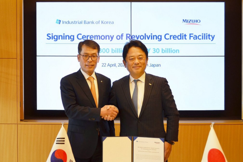 지난 22일 일본 도쿄 미즈호은행 본사에서 열린 커미티드라인 계약 체결식에서 김성태 IBK기업은행 은행장(왼쪽)과 카토 마사히코 미즈호은행 은행장이 기념 촬영하고 있다. (사진=IBK기업은행)