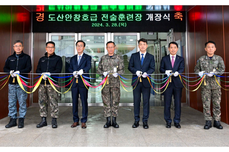 지난달 28일 열린 도산안창호급 전술훈련장 개장식. 왼쪽에서 세 번째 박도현 한화시스템 지휘통제사업부문 사업대표, 네 번째 강정호 해군 잠수함사령부 소장(잠수함사령관). (사진=한화시스템)