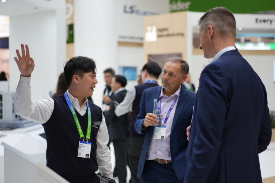 LS일렉트릭은 22일부터(현지시간) 26일까지 5일 간 독일 하노버에서 열리는 ‘하노버 메세 2024(Hannover Messe 2024)’에 국내 기업 중 최대 규모로 참가한다고 23일 밝혔다. 사진은 독일 하노버메세 2024에서 관람객이 LS일렉트릭 전시 부스를 둘러보는 모습. (사진=LS일렉트릭)