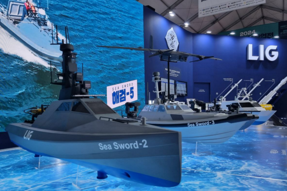 24일 ‘2024 이순신 방위산업전’에서 LIG넥스원이 무인수상정(해검-II)을 비롯해 대한민국 해군이 추진 중인 ‘네이비 씨 고스트(Navy Sea Ghost)’에 최적화된 유무인복합체계 솔루션을 선보였다. (사진=LIG넥스원)