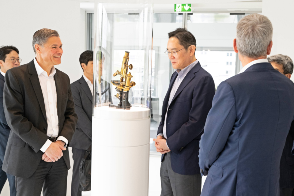 26일(현지 시간) 독일 오버코헨 ZEISS 본사를 방문한 이재용 삼성전자 회장이 ZEISS 제품을 살펴보는 모습. (사진=삼성전자)