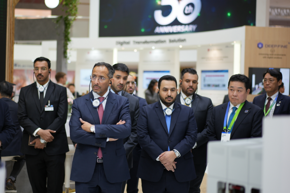 구자균 LS일렉트릭 회장이 지난 26일(현지시간) 독일 ‘하노버 메세 2024(Hannover Messe 2024)’에서 반다르 알 코라예프(Bander Alkhorayef) 산업광물자원부 장관, 압둘라지즈 마제드 알라흐마디(Adulaziz Majed Alahmadi) 산업전략부 차관 등 사우디아라비아 고위 경제 관료들을 만나 전력 인프라, 스마트공장 등 현지 사업 진출 관련 논의를 진행했다. 사진은 반다르 알 코라예프(Bander Alkhorayef) 산업광물자원부 장관(왼쪽 두번째) 등 사우디아라비아 정부 관계자들과 LS일렉트릭 김종우 사장(오른쪽 두번째)이 함께 LS일렉트릭 전시 부스를 둘러보는 모습. (사진=LS일렉트릭)