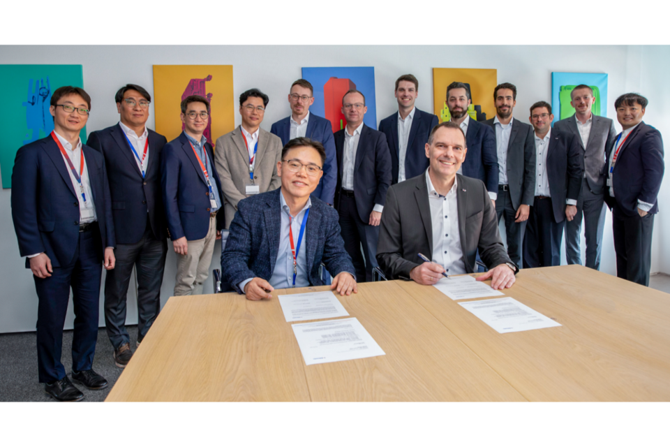 LG화학 김동춘 전자소재사업부장(앞줄 왼쪽)과 베바스토 얀 헤닝 멜펠트(jan henning mehlfeldt) 첨단 유리 사업 총괄(앞줄 오른쪽). (사진=LG화학)