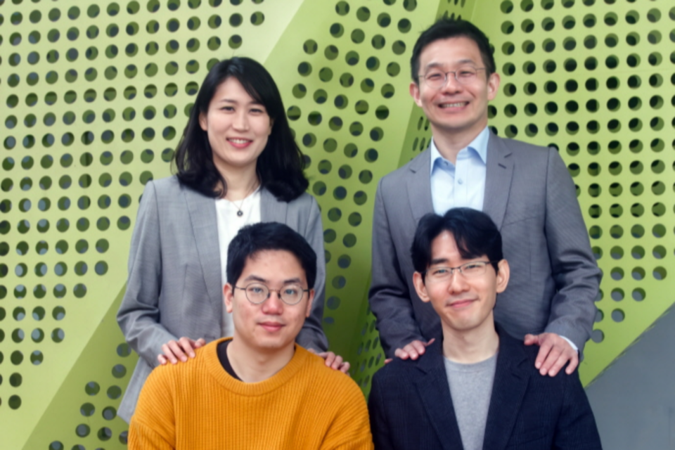 이번 연구에 참여한 연구진. 앞줄 왼쪽부터 서울대학교 전기정보공학부 장동수 석사(공동 제1저자), 서울대학교 재료공학부 임상원 박사(공동 제1저자), 뒷줄 왼쪽부터 서울대학교 전기정보공학부 김영민 교수(공동 교신저자), 서울대학교 재료공학부 남기태 교수(공동 교신저자). (사진=서울대학교 공과대학)