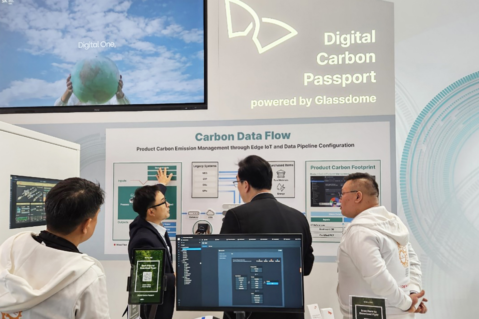 지난달 22일부터 26일까지 독일에서 개최된 제조업 분야 세계 최대 규모 전시회인 ‘하노버 산업전’에서 SK C&C 직원이 ‘디지털 탄소 여권 플랫폼’을 설명하고 있는 모습. (사진=SK C&C)