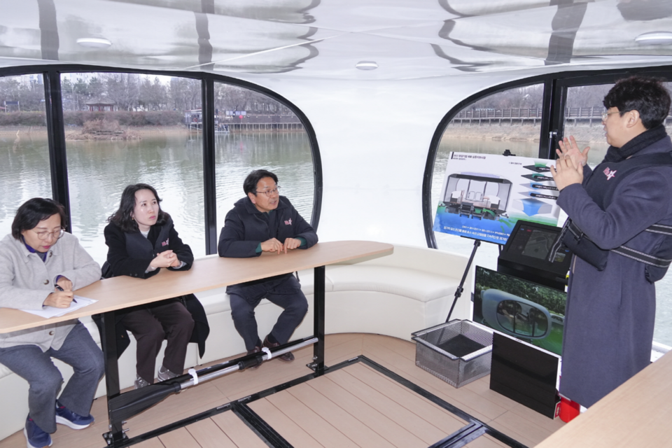 강기정 광주광역시장이 지난 1월17일 오후 광산구 쌍암제를 찾아 ㈜에코엔 기업에서 실증 테스트 중인 자율주행 수상힐링보트에 탑승해 수질관리 시스템을 점검하고 있다. (사진=광주광역시)