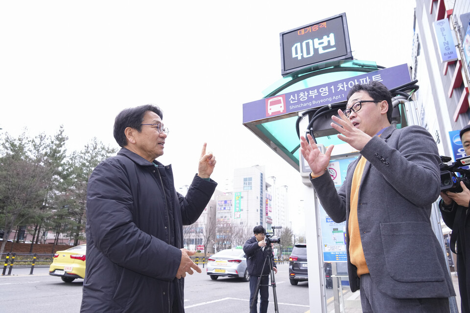 강기정 광주광역시장이 지난 1월17일 오후 광산구 신창동 소재 버스정류장을 찾아 ㈜아이테크 기업에서 실증 테스트 중인 버스정류장 탑승자 유무 표시장치를 점검하고 있다. (사진=광주광역시)