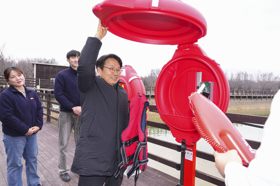 강기정 광주광역시장이 지난 1월17일 오후 광산구 쌍암제를 찾아 ㈜휴텍산업에서 실증 테스트 중인 사물인터넷(IoT) 기반 인명구조함 자동관리 시스템을 점검하고 있다. (사진=광주광역시)