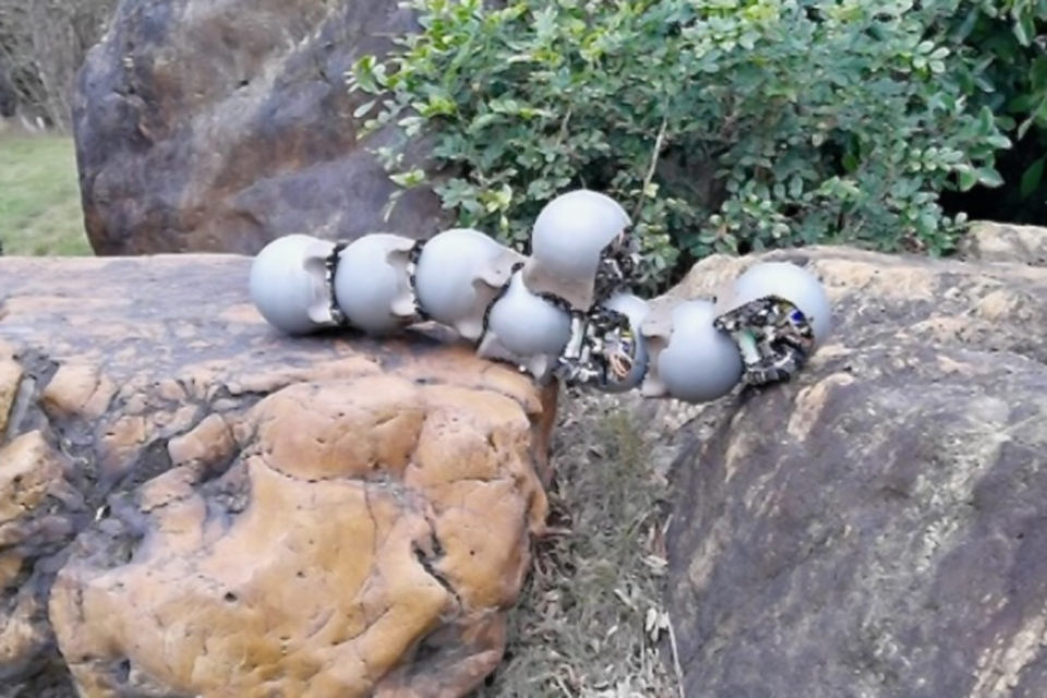 장애물을 극복하는 달팽이 로봇 모습. (사진=홍콩중문대학교)