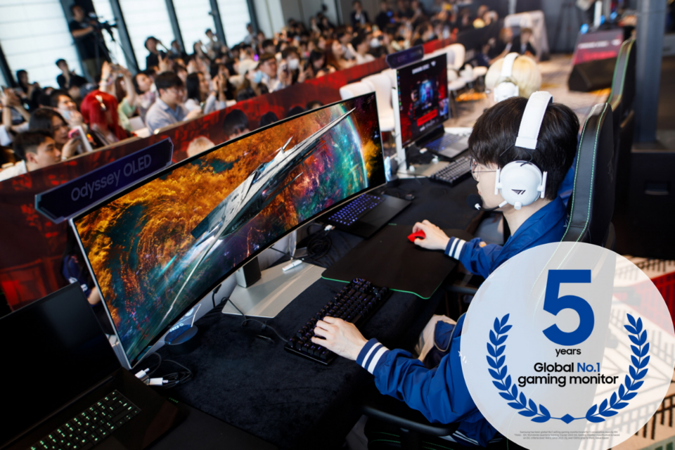 삼성전자와 파트너십을 맺은 프로게이머 페이커가 2024년 중국 청두에서 열린 오디세이 체험행사에서 오디세이 ‘OLED G9’을 소개하고 있다. (사진=삼성전자)